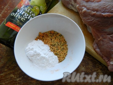 Специи для мяса смешать с крахмалом, добавить растительное масло, тщательно перемешать. Благодаря смешиванию крахмала со специями, на поверхности мяса в процессе запекания образуется тонкая корочка, поэтому свинина приобретёт особый вкус и сочность. Можно взять любой набор специй для мяса. В качестве специй я использовала готовый набор специй, в который входят перец чёрный молотый, чеснок сухой измельчённый, паприка молотая, куркума, лавровый лист измельчённый, мускатный орех молотый и семена французской горчицы.