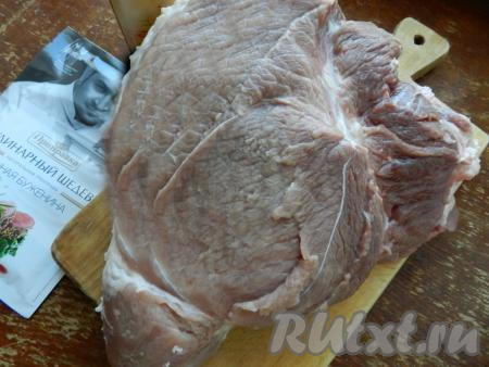 Свинину тщательно вымыть и обсушить бумажными полотенцами. Посолить кусок мяса со всех сторон.