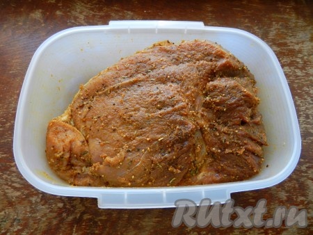 Натереть мясо получившейся смесью со всех сторон, переложить в контейнер (или миску), прикрыть контейнер и поставить мариноваться в холодильник на 3-4 часа.
