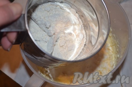 Добавляем молоко, просеянную муку с разрыхлителем, замешиваем тесто.