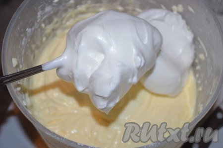 Добавляем взбитые белки к крему, аккуратно перемешиваем. Не взбиваем!
