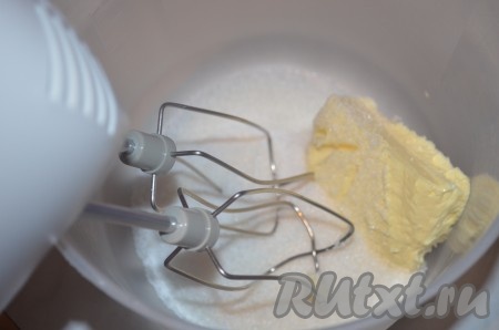 Взбиваем миксером сливочное масло с сахаром и ванилью до получения светлой воздушной массы. 