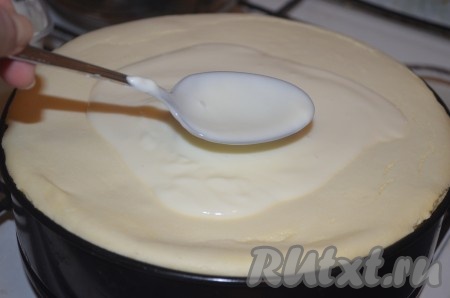 Вынимаем сливочный чизкейк из духовки, смазываем сметанным кремом (перемешиваем сметану и сахар). Выключаем духовку и ставим торт в горячую духовку на 10 минут. Затем приоткрываем духовку и оставляем торт остывать полностью.
