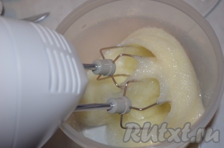 Белки взбиваем в пену, постепенно добавляя оставшийся сахар (1/4 стакана).
