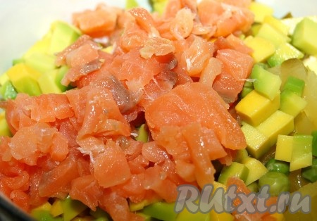 Семгу соленую нарезать небольшими кусочками и добавить в миску к салату.