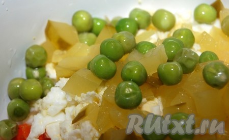 Горошек зеленый замороженный проварить 2 минуты, сразу промыть под струей холодной воды, дать воде стечь и добавить в миску.