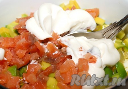 Добавить майонез. Перемешать. Попробовать, и если соли в салате "Оливье" с семгой будет недостаточно, то досолить.
