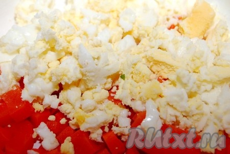 Яйцо вкрутую измельчить с помощью вилки и отправить к моркови.