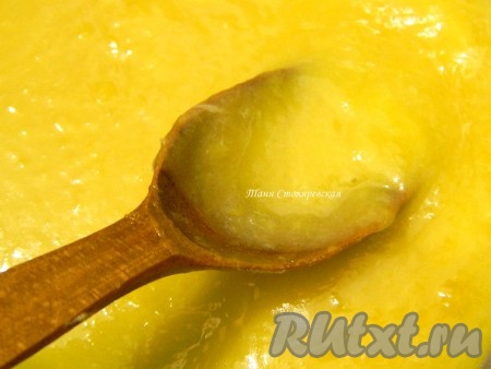 Варим апельсиновый курд на желтках на водяной бане до загустения, не забываем постоянно помешивать. У меня весь процесс занял 20 минут.
