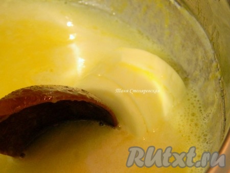 Курд будем готовить на водяной бане. При таком способе блюдо варится не на огне, а на пару, за счёт этого маловероятно пригорание крема. Для водяной бани возьмём большую кастрюлю, в которую наливаем воду (примерно на 3-4 см выше дна). Ставим её на огонь, как только вода закипит, уменьшаем огонь, чтобы кипение было умеренным. В большую кастрюлю опускаем кастрюльку поменьше с нашим курдом. Дно кастрюльки с курдом не должно касаться кипящей воды. Варим апельсиновый курд на водяной бане при постоянном помешивании на среднем огне. Как только смесь станет тёплой, начинаем добавлять сливочное масло.
