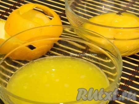 Отделяем белки от желтков.
