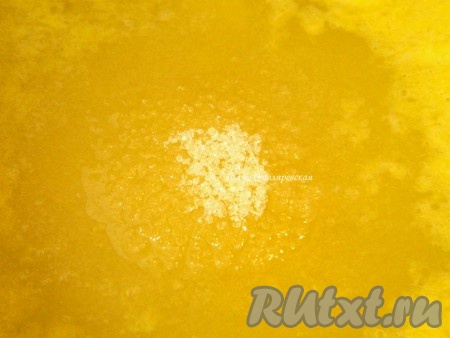 К свежевыжатому апельсиновому соку добавляем сахар.
