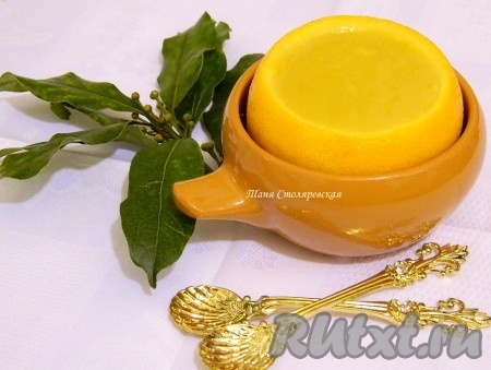 Как только вкусный, ароматный, нежный апельсиновый курд загустеет, переложите его в баночку и накройте крышкой, я часть курда налила в кожуру из апельсина для эффектной подачи. Если будете подавать в качестве десерта, то охладите его. Для прослойки тортов, украшения различной выпечки курд используйте тёплым.
