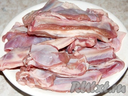 Приготовить бараньи ребрышки. Помыть их и слегка обсушить.