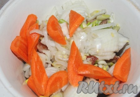 Нарезать морковь небольшими кусочками наискосок и добавить в латку.