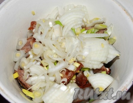 Добавить нарезанный репчатый лук в латку к ребрышкам.