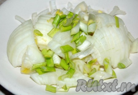 Нарезать  мелко репчатый лук.