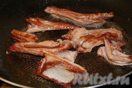 Жарить до легкой румяности.