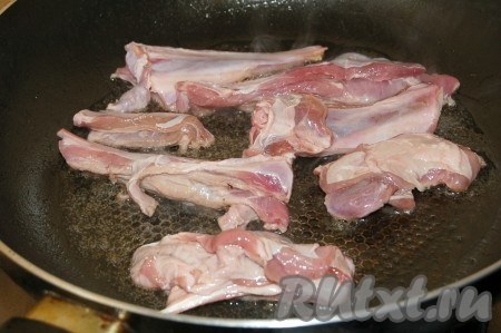 На сковороду налить растительное масло и обжарить ребрышки поочередно с двух сторон.