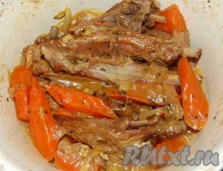 Довести до кипения, затем уменьшить огонек до самого маленького, латку закрыть крышкой и тушить 1 час. Затем выключить огонь. За это время бараньи ребрышки хорошо протушатся, воды почти не останется, вместо нее будет немного густой, ароматной подливы. Ребрышки приобретут мягкий, почти сливочный вкус.
