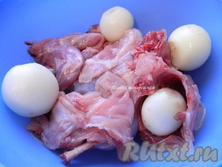 Кролика порезать на порционные кусочки.