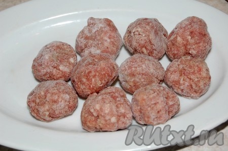 Затем свекольно-морковную массу добавить в кастрюлю к капусте с картофелем. Посолить, добавить специи, лавровый лист. Довести до кипения и в кипящий борщ выложить фрикадельки. Я использовала замороженные фрикадельки, размораживать их не надо. Для приготовления фрикаделек я промалываю на мясорубке говядину и свинину,&nbsp; добавляю соль и перец, затем формирую фрикадельки, раскладываю их на доске в морозилке (а если зима, то можно на балконе, на лоджии). Как замерзнут, складываю их в пакет и у меня всегда в морозилке есть запас вкусных, домашних фрикаделек. Очень удобно их использовать не только для первых блюд, но также и для вторых.
