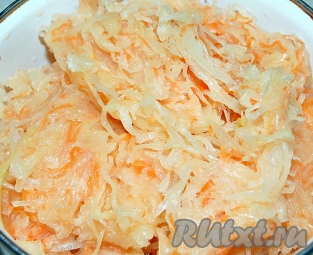 Затем добавить к картофелю кислую капусту. Довести до кипения и варить 1,5 часа. 