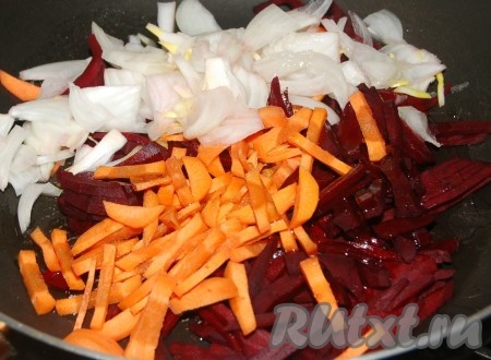 Свеклу, морковь нарезать тонкими брусочками, лук репчатый мелко нарезать и все обжаривать на растительном масле до полуготовности.