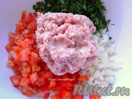 Все ингредиенты, кроме яиц, высыпаем в глубокую миску. Солим, перчим.