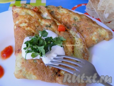 Слой выходит до 0,5 см толщиной. Мясной омлет обжариваем с двух сторон, крышкой накрывать не надо. Подавать можно со сметаной, очень вкусно с плавленными сырками. 
