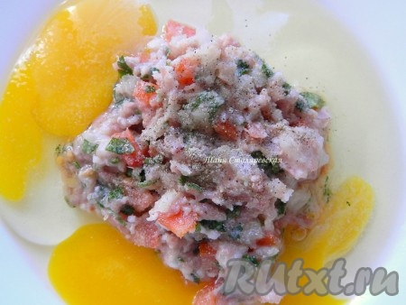 На одну порцию мясного омлета нам надо 1 столовую ложку с горкой готового фарша и 2 яйца.
