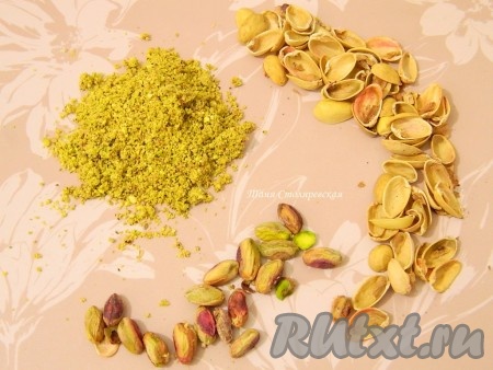 Очистила их и перемолола в обычной кофемолке. Лучше готовую муку просеять, но я этого не стала делать. Приятно, когда в тесте попадаются мелкие орешки.