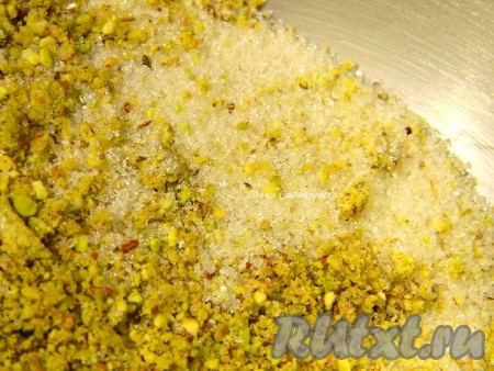 В чашу для миксера по очереди высыпаем сахар и муку, перемешиваем.