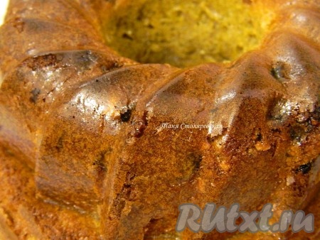 Перелейте смесь в форму для выпечки и выпекайте при 170 градусах 30-40 минут. Смотрите по готовности. Да и время выпекания зависит от того, используете вы маленькие формочки или большую форму. Готовность проверяйте зубочисткой.&nbsp;После того, как вытащили из духовки, оставьте в форме минут на 5-10, затем достаньте и остудите полностью. По шву можете налить ликера. Я использовала крем из апельсинов.
