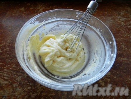 Масло смешать с сахарной пудрой, добавить сгущенку, все тщательно взбить. По желанию можно добавить в крем алкоголь.