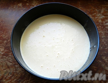 Дно формы для выпечки застелить бумагой, смазать маслом, вылить тесто и поставить в разогретую до 180 градусов духовку на 30-35 минут.