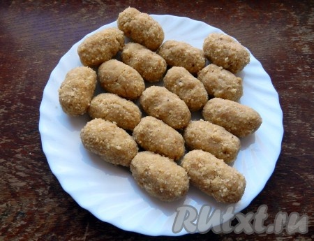 Из полученной массы руками формовать пирожные, придавая им овальную форму, напоминающую клубни картофеля.