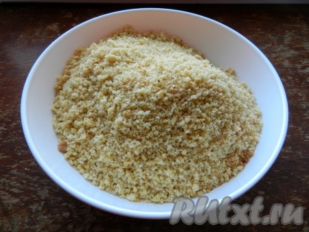 С помощью блендера измельчить бисквит в крошку.