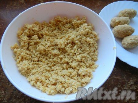 Из полученной массы руками формовать пирожные, придавая им овальную форму, напоминающую клубни картофеля.