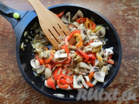 Лук очистить, нарезать достаточно мелко. Из болгарского перца удалить плодоножку с семенами, а затем нарезать его полосками. Шампиньоны нарезать некрупно. Влить в сковороду растительное масло, выложить лук и обжарить его до золотистого цвета на среднем огне (в течение минут 3), затем выложить грибы с перцем, перемешать и обжаривать минут 5-7, не забывая периодически перемешивать. Перец должен стать достаточно мягким.
