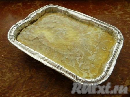 Растопить сливочное масло и залить им остывший пашет. Масло не только придаст печёночному паштету дополнительный вкус, но и предохранит его от засыхания.