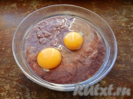 В печёночный фарш добавить яйца, соль, чёрный молотый перец, молотый мускатный орех, влить сливки (или молоко), тщательно перемешать до однородной массы.