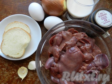 Ингредиенты для приготовления паштета из куриной печени, запечённого в духовке.
