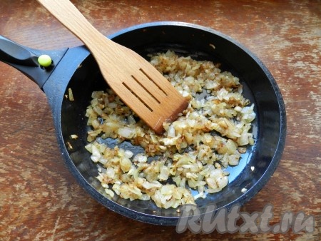 Лук и чеснок очистить, нарезать мелко, выложить в сковороду, хорошо разогретую с растительным маслом, и обжарить на среднем огне до золотистости (на это потребуется минут 5), помешивая время от времени, снять с огня, остудить.