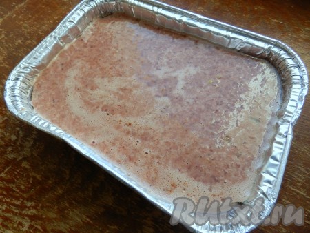 Форму для выпечки смазать растительным маслом, выложить фарш (масса будет жидкой). Форму для выпечки плотно закрыть фольгой и поставить в разогретую духовку на водяную баню, для этого нужно в ёмкость большего размера налить воды, установить в неё форму для выпечки с будущим паштетом. Запекать печёночный паштет из куриной печени при температуре 180 градусов не менее 1 часа.