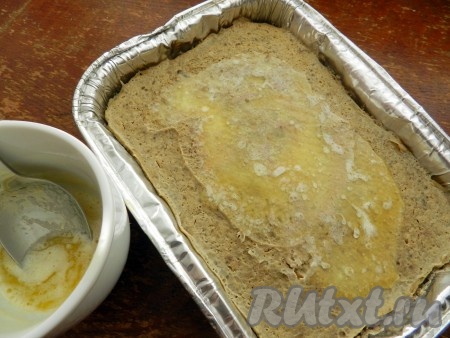 Растопить сливочное масло и залить им остывший пашет. Масло не только придаст печёночному паштету дополнительный вкус, но и предохранит его от засыхания.