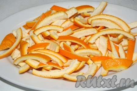 Нарезать кожуру на аккуратные кусочки.