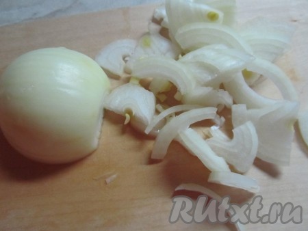 Измельчите очищенный репчатый лук

