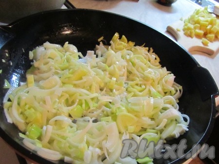 На разогретой сковороде растопите кусочек сливочного масла. Выложите репчатый лук и лук-порей, перемешайте.&nbsp;

