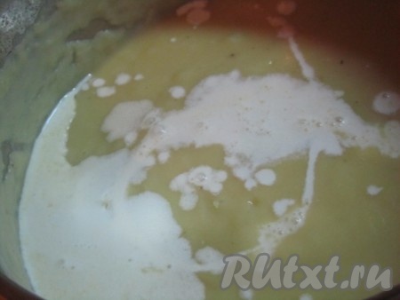 Всыпьте специи (я добавила по щепотке молотого белого перца и мускатного ореха), влейте сливки, перемешайте, поставьте крем-суп из лука-порея на средний огонь, доведите до кипения, помешивая, но не кипятите. Снимите с огня и дайте настояться под крышкой минут 10.
